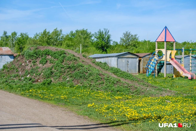 У местной детворы целых две горки на выбор | Источник: Булат Салихов / UFA1.RU