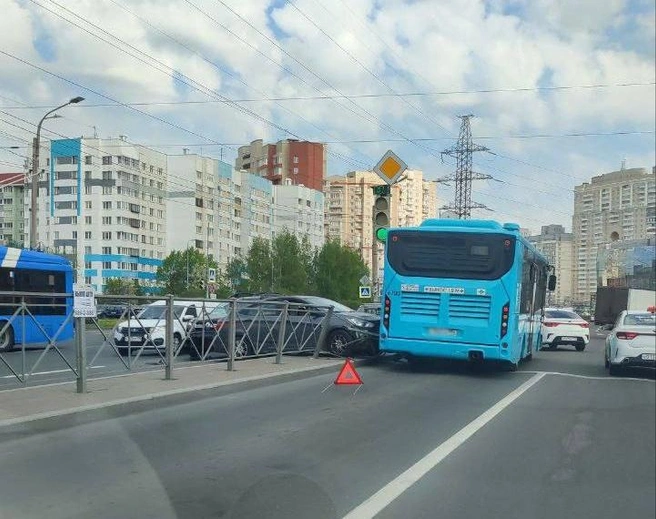 Быстрый Duster впечатал развернувшийся перед ним Hyundai во встречный автобус на Гаккелевской | Источник: «ДТП и ЧП | Санкт-Петербург»