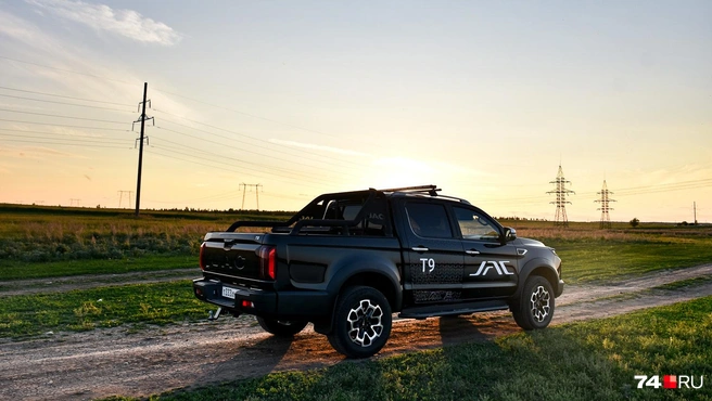 После выхода первого пикапа JAC T6 в компании намекали на техническое сходство с Toyota Hilux | Источник: Артем Краснов