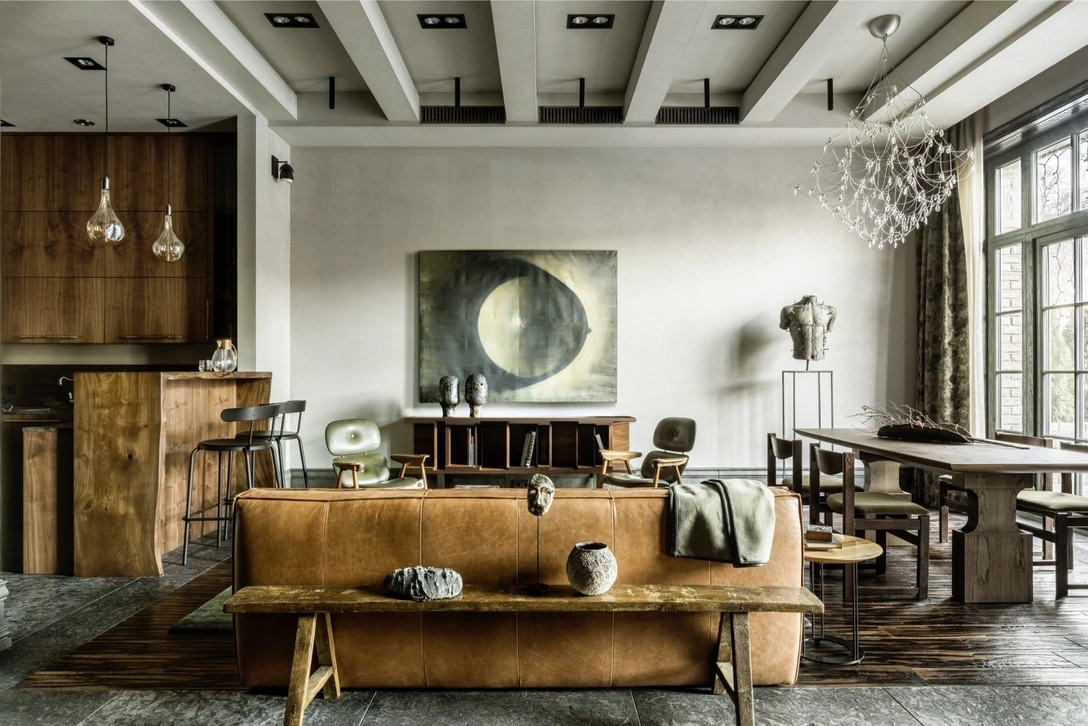 Первый этаж отдан под единое пространство гостиной, столовой и кухни. Диван, Ethnicraft. Люстра, Quasar. Технический свет, Delta Light. Текстиль, Lizzo. Журнальный стол, Cassina. Винтажные кресла и скамья, галерея Viva Vintage. Комод, Ceccotti Collezioni. Барные стулья, ИКЕА. Керамика, Savour Design. Винтажный графин, галерея «Бомарше». | Источник: Михаил Степанов