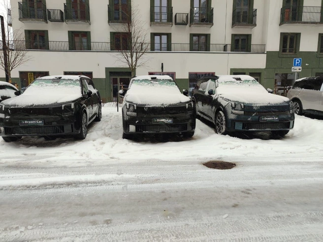 Автомобили без номеров разместили у жилого дома на улице Владимира Заровного | Источник: читатель НГС