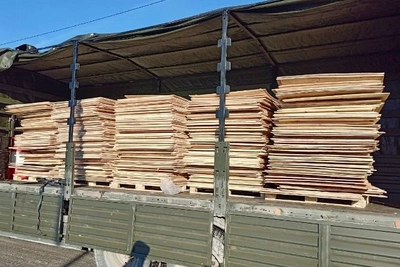 Сенатор Савин направил на фронт партию фанеры