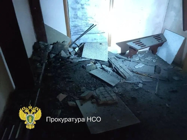 Днем 30 апреля произошло обрушение потолка. | Источник: прокуратура Новосибирской области