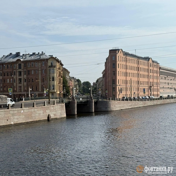 На Фонтанке — спасательная операция и ограничения на воде: кот пятые сутки в заложниках гранитной стены | Источник: Валентин Егоршин / «Фонтанка.ру»