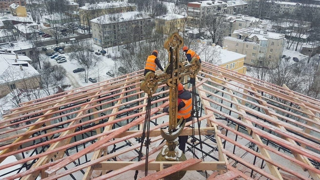 Реставраторы Павловского собора в Гатчине нашли послание потомкам в кресте купола (фото) | Источник: Админка Ленобласти