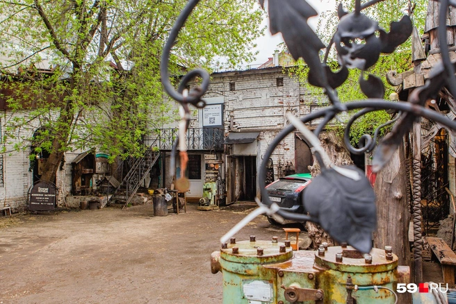 Прямо на улице можно увидеть результаты художественной ковки | Источник: Тимофей Калмаков
