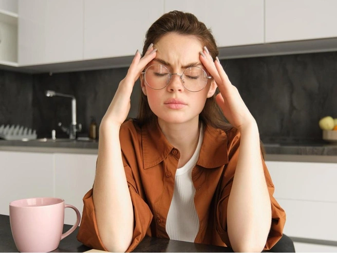 В межсезонье горожан чаще беспокоит головная боль | Источник: ru.freepik.com