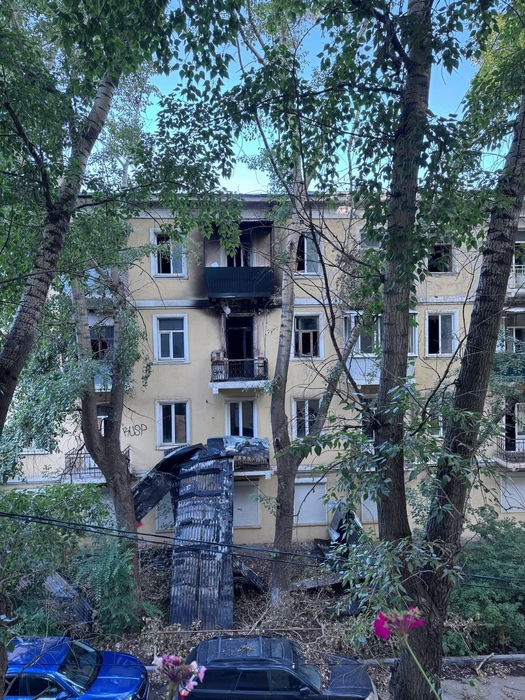 Недавно ветром с крыши сорвало прогоревший лист металла | Источник: читатель 63.RU