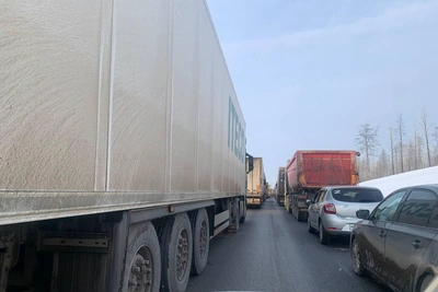 Глухая пробка под Екатеринбургом остановила движение