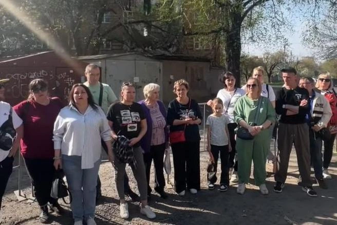 В апреле 2024 года жители пятиэтажки заявили, что готовы жить в палатках у аварийного дома, потому не могут забрать свои вещи из квартир | Источник: LENORR / YouTube.com