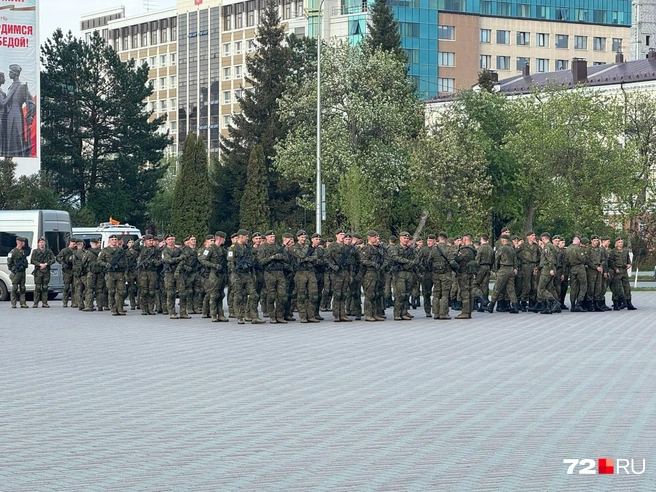 В Тюмени из-за репетиции парада перекрыли центральные улицы. Сотни военных готовятся к шествию — посмотрите | Источник: 72.RU
