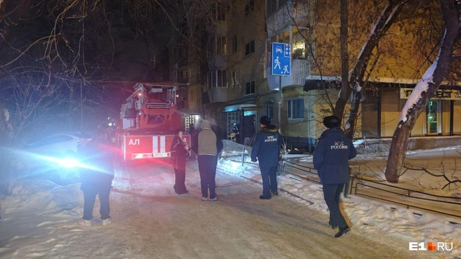 Почти все жильцы сами покинули жилье, но нескольким людям понадобилась помощь | Источник: ИА «Ночные новости»