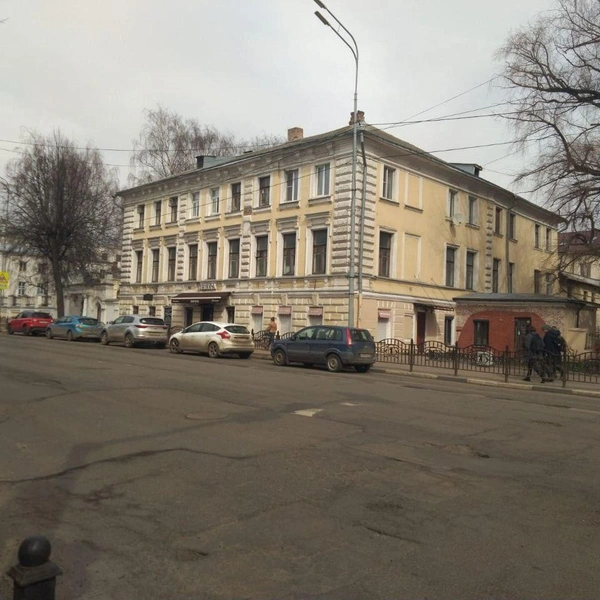 После проверки прокуратура Кировского района направила &nbsp;исковое заявление в суд о возложении на собственника и арендатора разработки проектной документации с привлечением лицензированной организации, проведению ремонтных работ под контролем регионального органа охраны объектов культурного наследия. | Источник: прокуратура Ярославской области