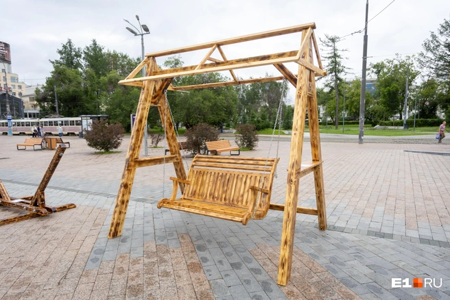 Садовая качель из сосны. 25 тысяч рублей — и она ваша! | Источник: Владислав Лоншаков / E1.RU