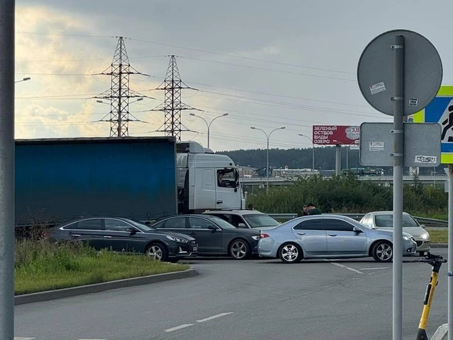 Водитель автобуса не смог проехать из-за аварии. Он вышел на улицу, чтобы разобраться в ситуации | Источник: читатель E1.RU
