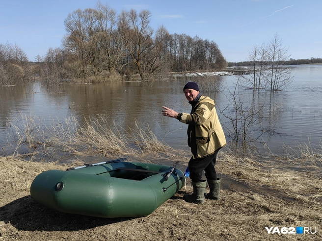 Женя не прочь помочь соседям: съездить за лекарствами, продуктами, или же просто перевезти кого-то на другой берег | Источник: Кристина Мельникова / YA62.RU