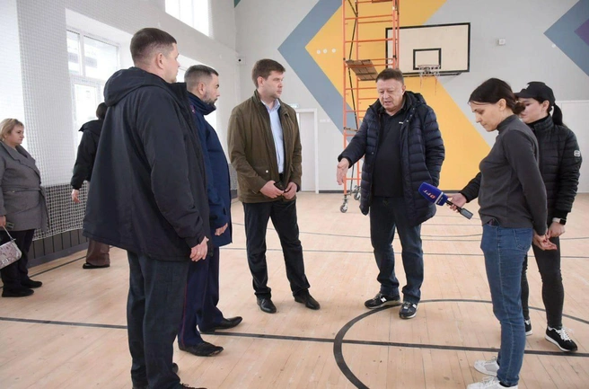 Процесс ремонта проверили врио мэра Альберт Юмадилов и зампредседателя регионального СК Андрей Зверев | Источник: администрация Оренбурга