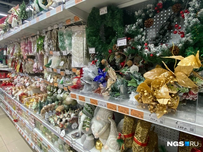 Магазин выделил целый отдел для новогодних украшений | Источник: NGS.RU