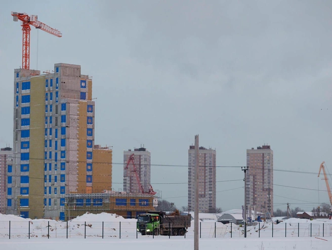 Вид на строящуюся гостиницу на фоне жилых комплексов на улице Дамбовской. | Источник: Ирина Шарова / 72.RU 