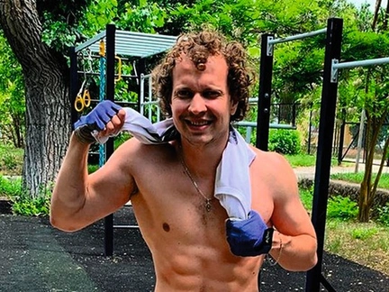 Слепой отец двоих детей рассказал, как пережил расставание с женой и готовится покорить Эльбрус