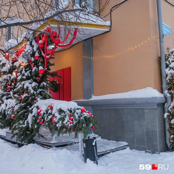 Вход в Barberry украшен праздничными венками, елочными композициями, флажками и гирляндами | Источник: Тимофей Калмаков / 59.RU