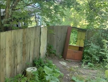 Дом горожен довольно странным забором | Источник: novosibirsk.cian.ru