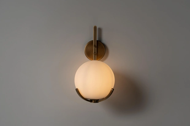 Бра Scoop Wall Lamp в вариантах dark bronze и dark brass. | Источник: Dantone Home