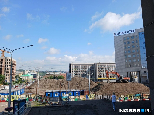 Станцию метро возводят в самом центре города  | Источник: Сергей Энквист / NGS55.RU 