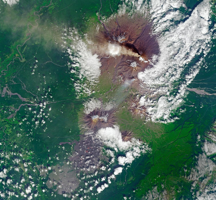 Полуостров вулканов: как 30 активных огненных гор влияют на быт жителей Камчатки