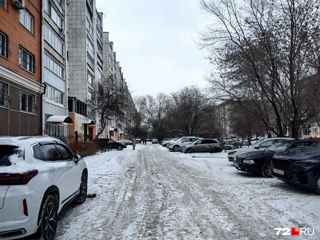 Слева большой дом. Угадаете адрес?  | Источник: Павел Красоткин / 72.RU 