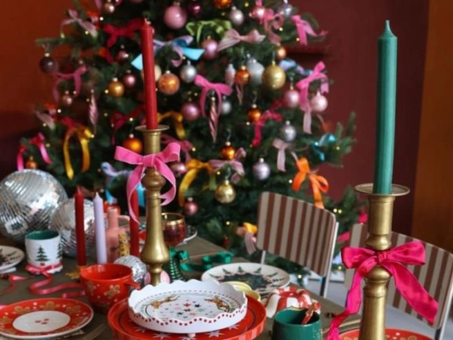 Иногда достаточно убрать лишнее и выбрать одну палитру, чтобы новогодний декор моментально выглядел дороже | Источник: Artisthue.com