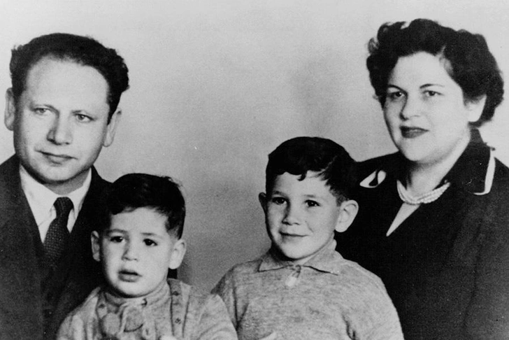 Нетаньяху с родителями и старшим братом