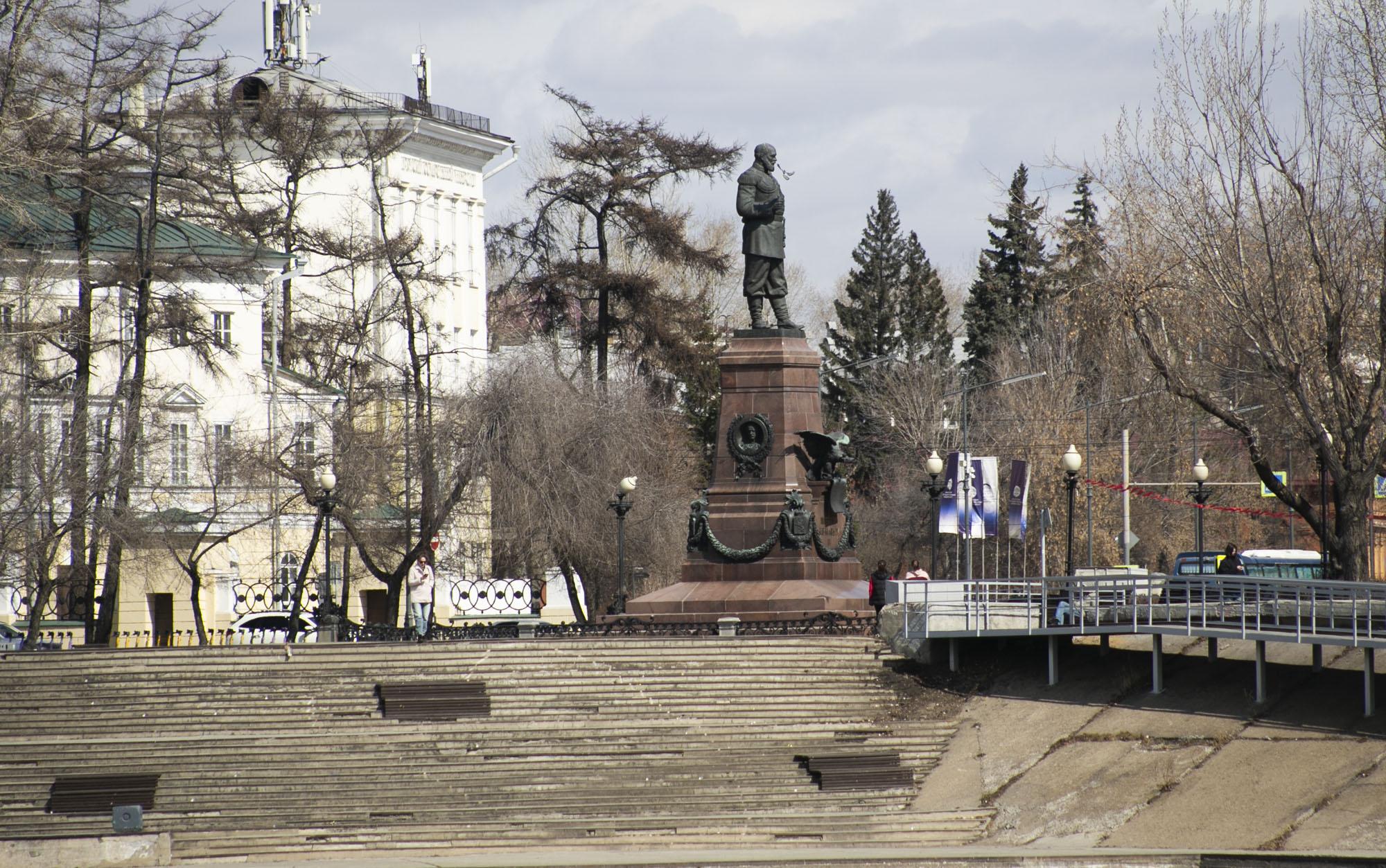 Памятник покорителям Сибири, он же шпиль, стоял на бульваре Гагарина в советские годы на месте монумента в честь Александра III. В 2003 году император вернулся на свое место | Источник: Ксения Филимонова / «ИрСити»
