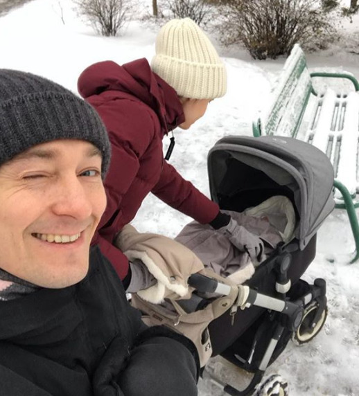 Сергей Безруков с супругой Анной Матисон и новорожденным сыном во время прогулки