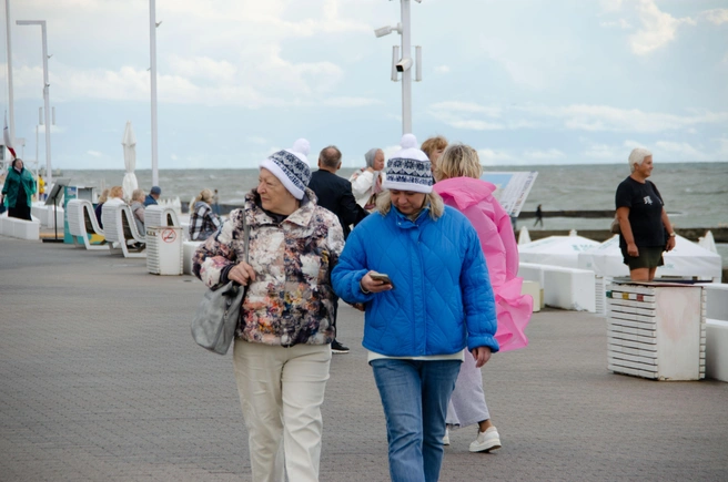 Эти женщины, вероятно, замерзли и купили шапки во время прогулки по набережной. Так вот для чего тут масса магазинов с теплой одеждой?! | Источник: Оксана Витязь / SOCHI1.RU