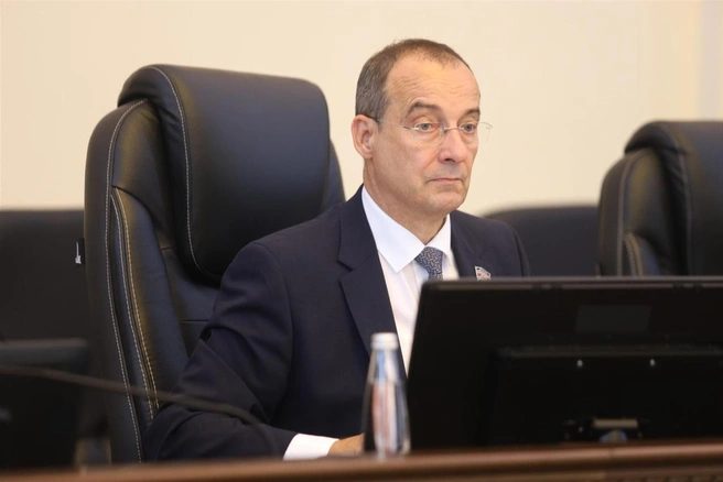 Юрий Бурлачко акцентировал внимание на законопроектах, которые поддерживают родителей | Источник: пресс-служба Законодательного собрания Краснодарского края