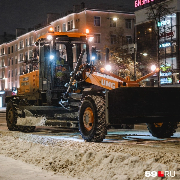 На дороги вышла снегоуборочная техника&nbsp;— настало ее время | Источник: Тимофей Калмаков / 59.RU