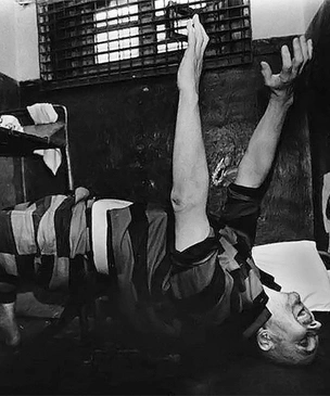История одной фотографии: Чикатило медитирует в ожидании казни, 1993