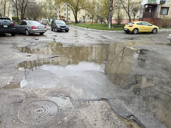 На выезде со двора&nbsp;— большие лужи, однако неприятного запаха от них нет | Источник: Андрей Пашинский / Voronezh1.ru