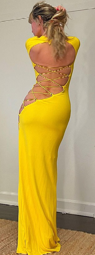 Фото №2 - Желтая анаконда: Хайди Клум позирует в «голом» платье Dundas без нижнего белья, показывая все достоинства роскошной фигуры