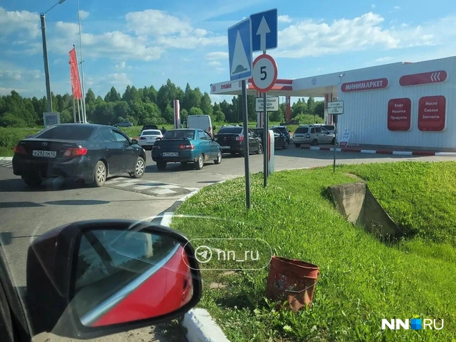 Обстановка около нижегородской АЗС в минувшие выходные | Источник: читатель NN.RU