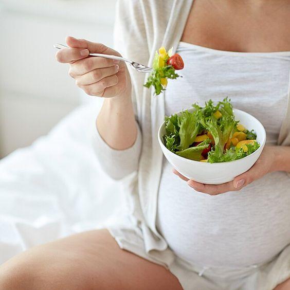 Как пережить зиму, если вы беременны: витамины, питание и особенности гардероба