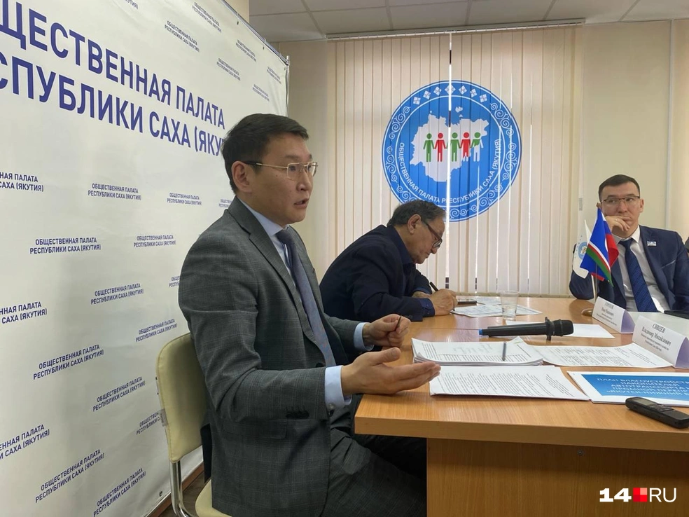 Министр транспорта Якутии Владимир Сивцев и председатель Госкомцен Николай Бочков (справа) понимают, что регулировать цены надо. Но сделать ничего не могут | Источник: Надежда Ефимова / 14.RU