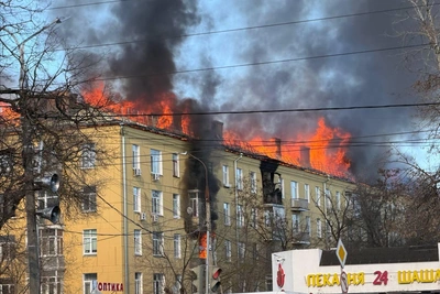 В Подмосковье сгорела пятиэтажка, жители эвакуированы