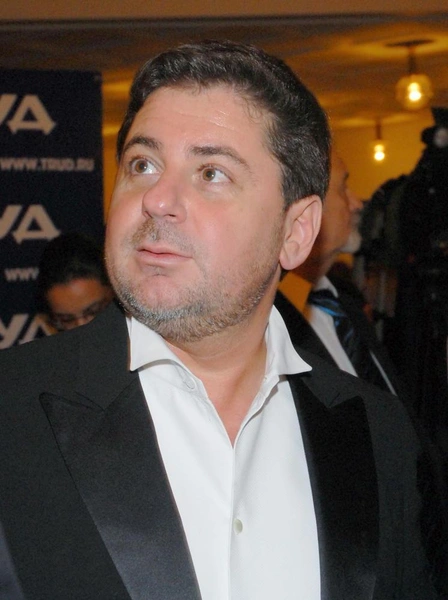 При рождении Ева получила фамилию Цекало, но Александр не ее родной отец