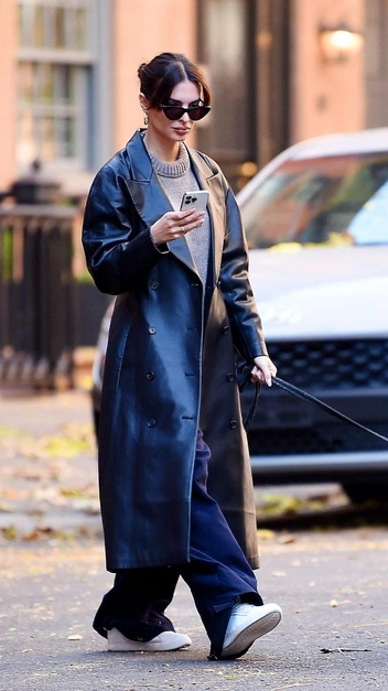 Вложение в будущее: Эмили Ратаковски надела безупречный плащ, который всегда будет в моде | marieclaire.ru
