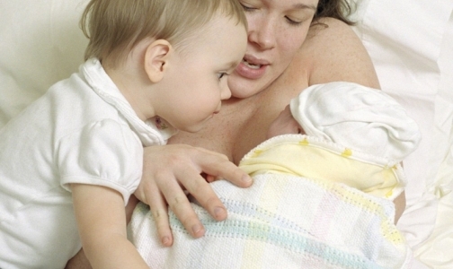 Новорожденных после родов лучше держать в одной палате с матерью