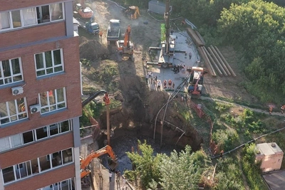 На месте аварии в Горском вбивают сваи и откачивают воду