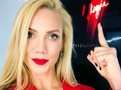 «Еще в детстве я поняла, что красота — это не когда ты выглядишь как размалеванная кукла»: Елена Крыгина об именной косметике и ошибках в макияже