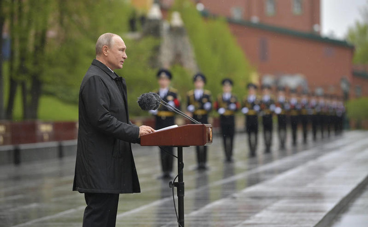 «Этот день наполнен сокровенным смыслом»: Владимир Путин поздравил россиян с праздником